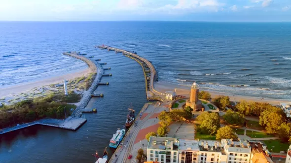 Port i latarnia morska w Porcie w Kołobrzegu - widok z drona