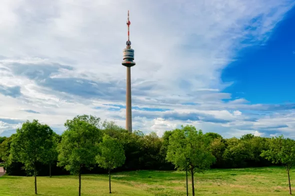 Donauturm   -Dunajska wieża telewizyjna z obrotową restauracją  - Wiedeń atrakcje
