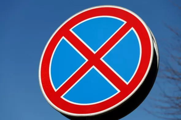 Zakaz postoju a zakaz zatrzymywania – czym się różnią znaki?