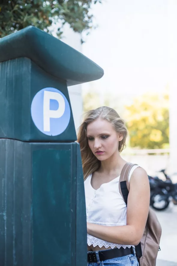 Młoda kobieta płaci za parking. Bezpłatne parkowanie w Lublinie to już historia?