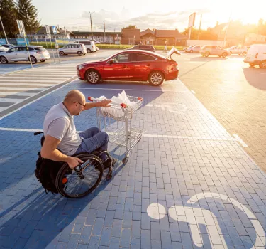 Parkujesz bez uprawnień na miejscu dla niepełnosprawnych? Sprawdź, jakie grożą kary!
