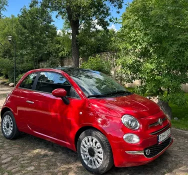 Fiat 500 na leśnej drodze - wynajem samochodów w niskiej cenie w Kaizen Rent