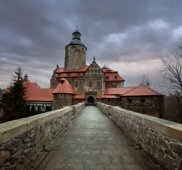 Zamek Czocha w Leśnej, Dolny Śląsk, widok na most prowadzący do wejścia 