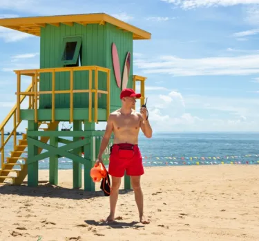 Młody przystojny ratownik na jednej z najpiękniejszych nadbałtyckich plaż w Polsce
