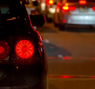 Auto z włączonymi światłami stopu. Kiedy grozi mandat za brak świateł? Najczęstsze sytuacje i wyjątki