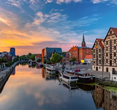 Stare miasto o wschodzie słońca. Widok od strony rzeki Brdy. Odkryj niezapomnianą Bydgoszcz pełną atrakcji i zabytków!