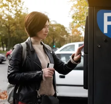 Kobieta płaci za parking w Lublinie