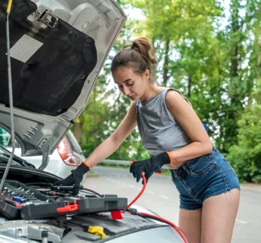 Co rozładowuje akumulator w Twoim samochodzie? Poznaj najczęstsze przyczyny!
