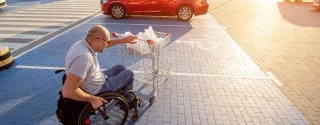 Parkujesz bez uprawnień na miejscu dla niepełnosprawnych? Sprawdź, jakie grożą kary!
