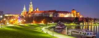 Nocny widok na Wawel – jedną z najlepszych atrakcji dla dzieci w Krakowie!