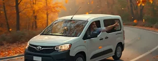 Wynajęty bus 9-osobowy Toyota Proace City w jesiennej scenerii