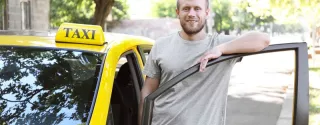 Płatny przewóz osób tylko z polskim prawem jazdy. Kogo dotyczy?