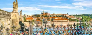 Ogrodzenie z kłódkami – widok z mostu Karola stare miasto. Praga