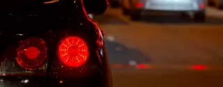 Auto z włączonymi światłami stopu. Kiedy grozi mandat za brak świateł? Najczęstsze sytuacje i wyjątki