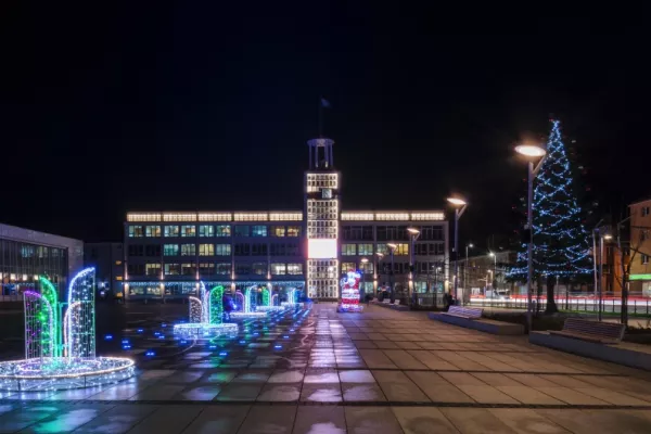 Modernistyczny ratusz na rynku w Koszalinie - widok nocą na świąteczne iluminacje