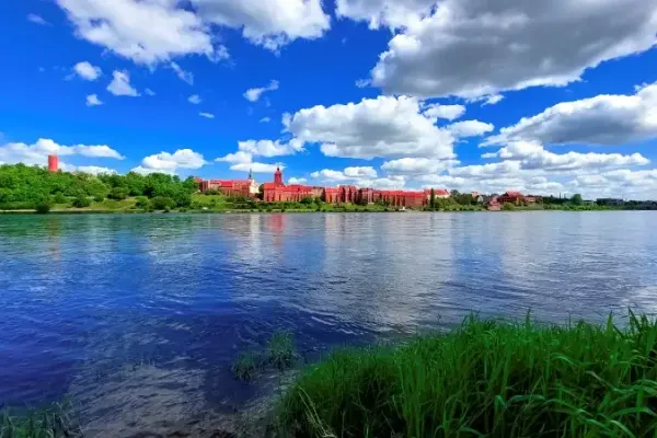 Grudziądz - widok na rzekę z panorama miasta w tle