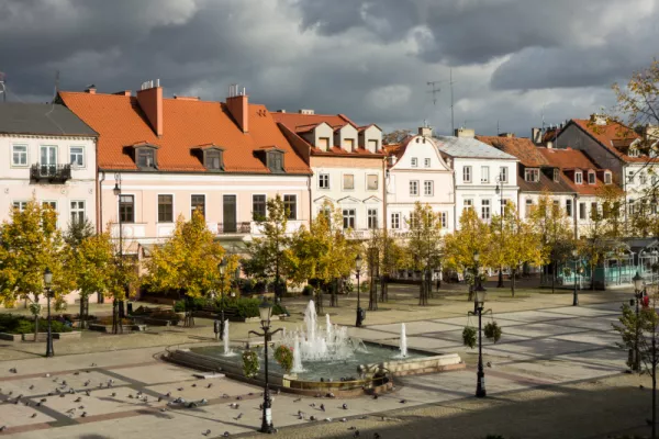 Stary Rynek w Płocku - widok na kolorowe kamienice i fontannę Afrodyty