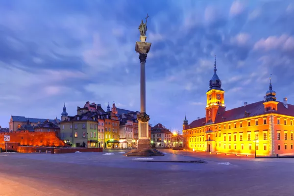 Panorama Placu Zamkowego z Zamkiem Królewskim, kolorowymi domami i kolumną Zygmunta w Warszawie