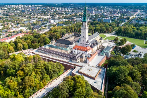 Częstochowa - klasztor -jasnogórski i panorama miasta w tle