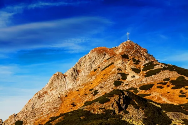 Atrakcje w Zakopanem - szczyt Giewontu z symbolicznym krzyżem