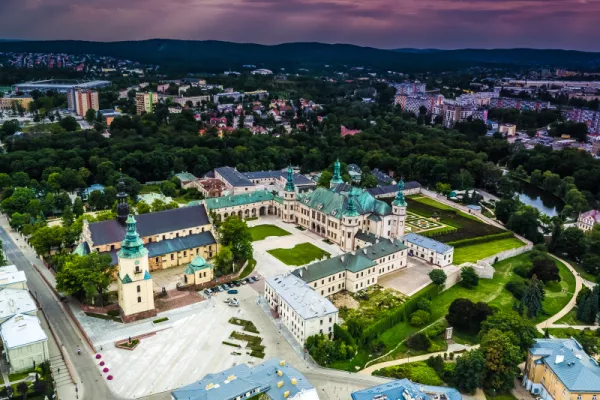 Kielce - פנורמה של העיר עם נוף למוזיאון הלאומי