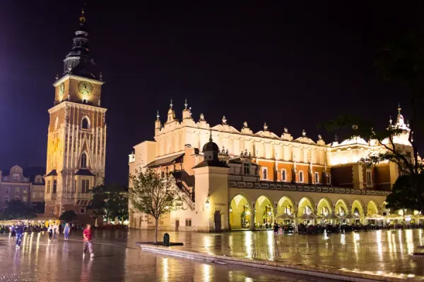 Kraków. Widok na rynek nocą