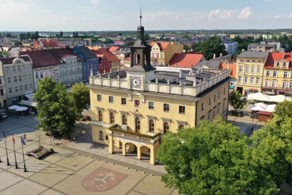 Ostrów Wielkopolski - zabytkowy rynek z ratuszem