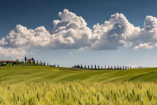 Włochy samochodem – pejzaz strzal val d'orcia toskania z pochmurnego slonecznego nieba