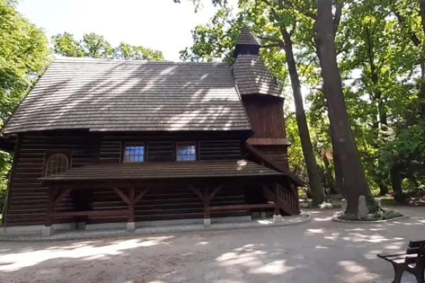 Zabytkowy kościół wśród zieleni – historia wpisana w krajobraz jednego z najbardziej klimatycznych miejsc w Polsce