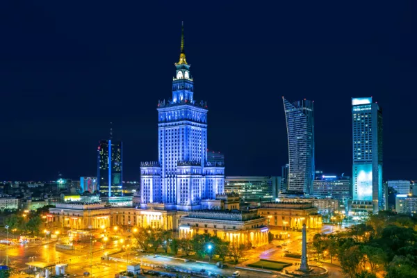 Warszawa nocą. Na pierwszym planie Pałac Kultury i Nauki