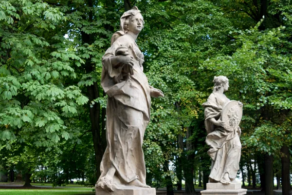 Posągi w Warszawskim Parku - Łazienki