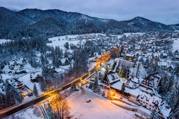 Zakopane zasypane śniegiem. Gdzie watro pojechać na święta w Polsce? 