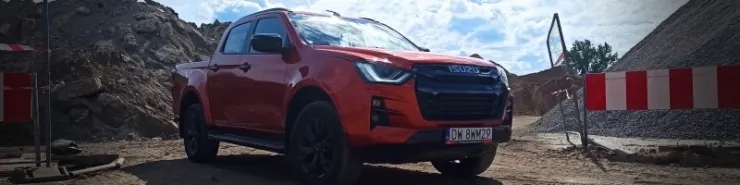 Pomarańczowy samochód typu pick up to idealne wsparcie dla firm, które pracują w terenie