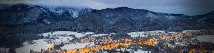 Zakopane - wieczorna panorama na miasto i góry zimową porą