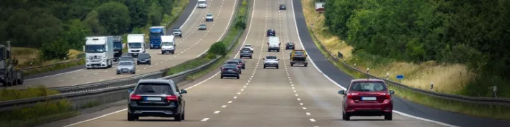 Samochody jadące po autostradzie 