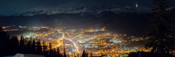 Gdzie pojechać zimą w Polsce? Zakopane – nocna panorama miasta