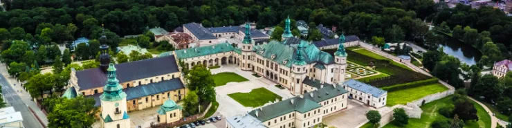 Kielce  - nocna panorama miasta z widokiem na Wzgórze Zamkowe i Pałac Biskupów Krakowskich