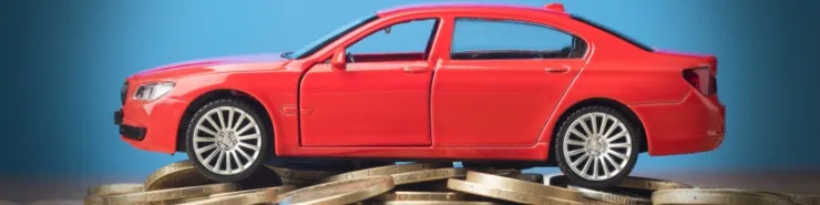 Czerwony samochodzik na niebieskim tle