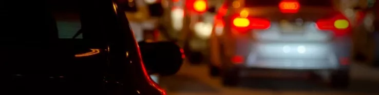 Auto z włączonymi światłami stopu. Kiedy grozi mandat za brak świateł? Najczęstsze sytuacje i wyjątki