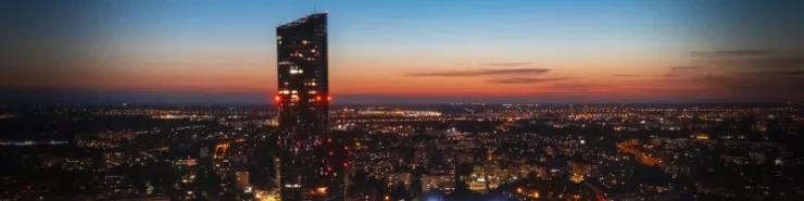 Panorama miasta nocą - widok na Sky Tower. Lista 20 atrakcji we Wrocławiu, które koniecznie trzeba zobaczyć