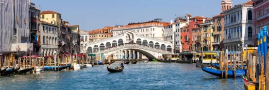 wenecki most rialto nad canal grande z gondola - podroż samochodem do wloch