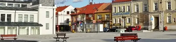 Urokliwy Stary Rynek w Łomży z malowniczymi kamienicami