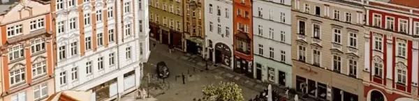 Świdnica, widok na rynek i na miasto z Wieży Ratuszowej, kolorowe zabytkowe kamienice wokół Świdnickiego rynku