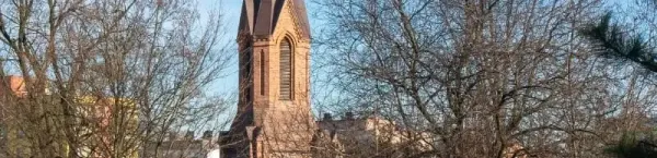 Kościół św. Barbary w Dąbrowie Górniczej malowniczo wznosi się ponad parkiem im. Antoniego Pilarza