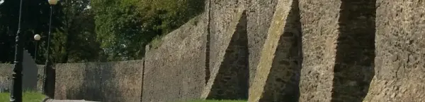 Obronne mury miejskie z XIII w. w Dzierżoniowie