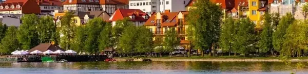 Panoramiczny widok na miasto Ełk z historycznym centrum i nadbrzeżną promenadą nad jeziorem Ełckim