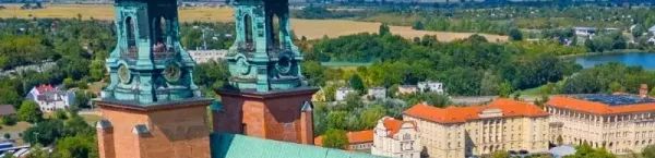 Panorama lotnicza Gniezna: widok na starówkę i tradycyjną zabudowę.