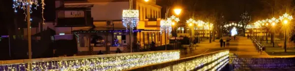 Inowrocław - widok na oświetlony świątecznie most i miasto nocą