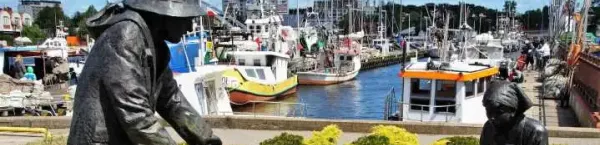 Kołobrzeg - pomnik rybaka z widokiem na morze