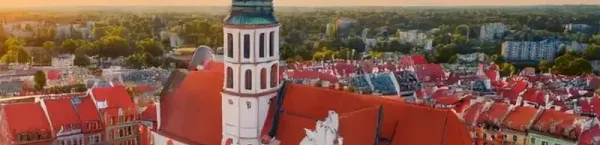 Panorama Legnicy, ukazująca bogactwo architektury i historyczny charakter miasta, typowy dla dawnej Europy